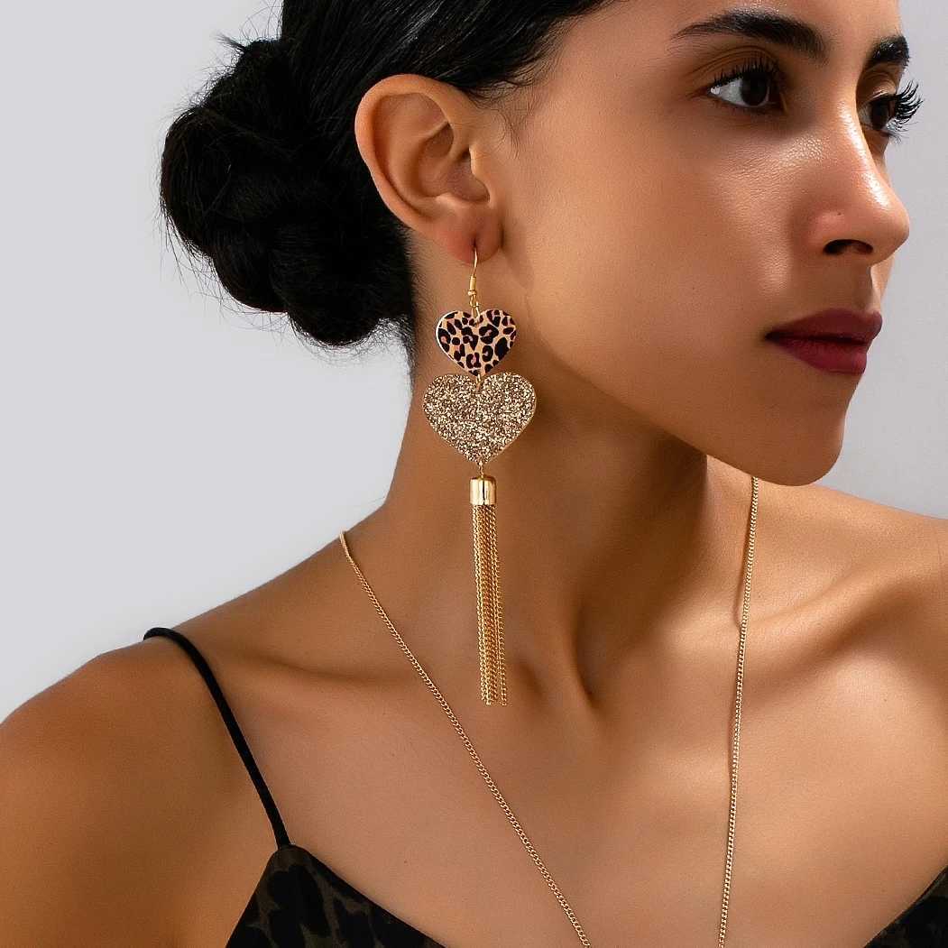 A Pair of Womens Dangle Earrings Exaggerated Leopard Print Acrylic Heart-Shaped Nightclub Party Style Earrings Suitable for Everyday Wear H260403