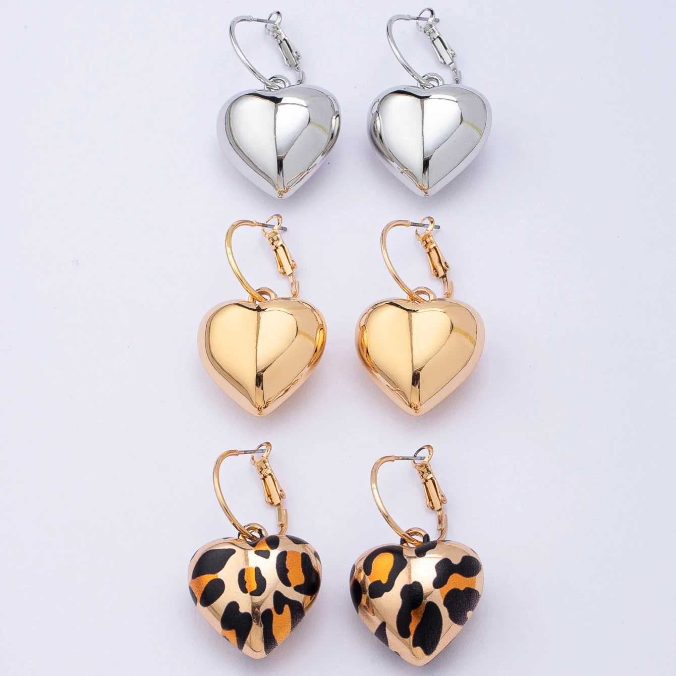A Pair of Womens Earrings with 3D Heart-Shaped Leopard Print Pendants Suitable for Everyday and Autumn/Winter Wear H260403