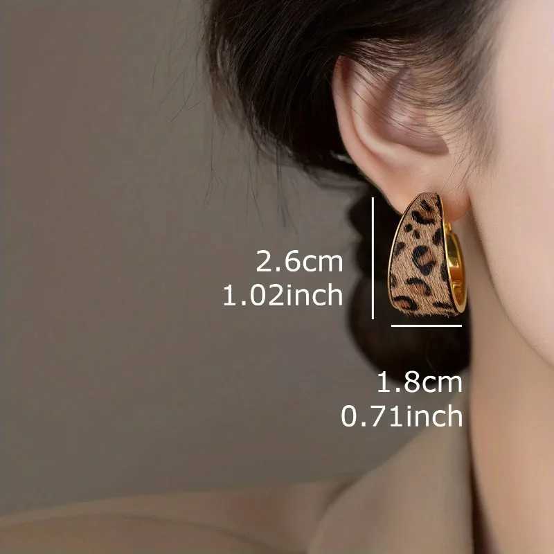 1 Pair of Retro Trendy Leopard Print Geometric Pendant Earrings A Personalized and Creative Holiday Accessory Gift for Women H260403