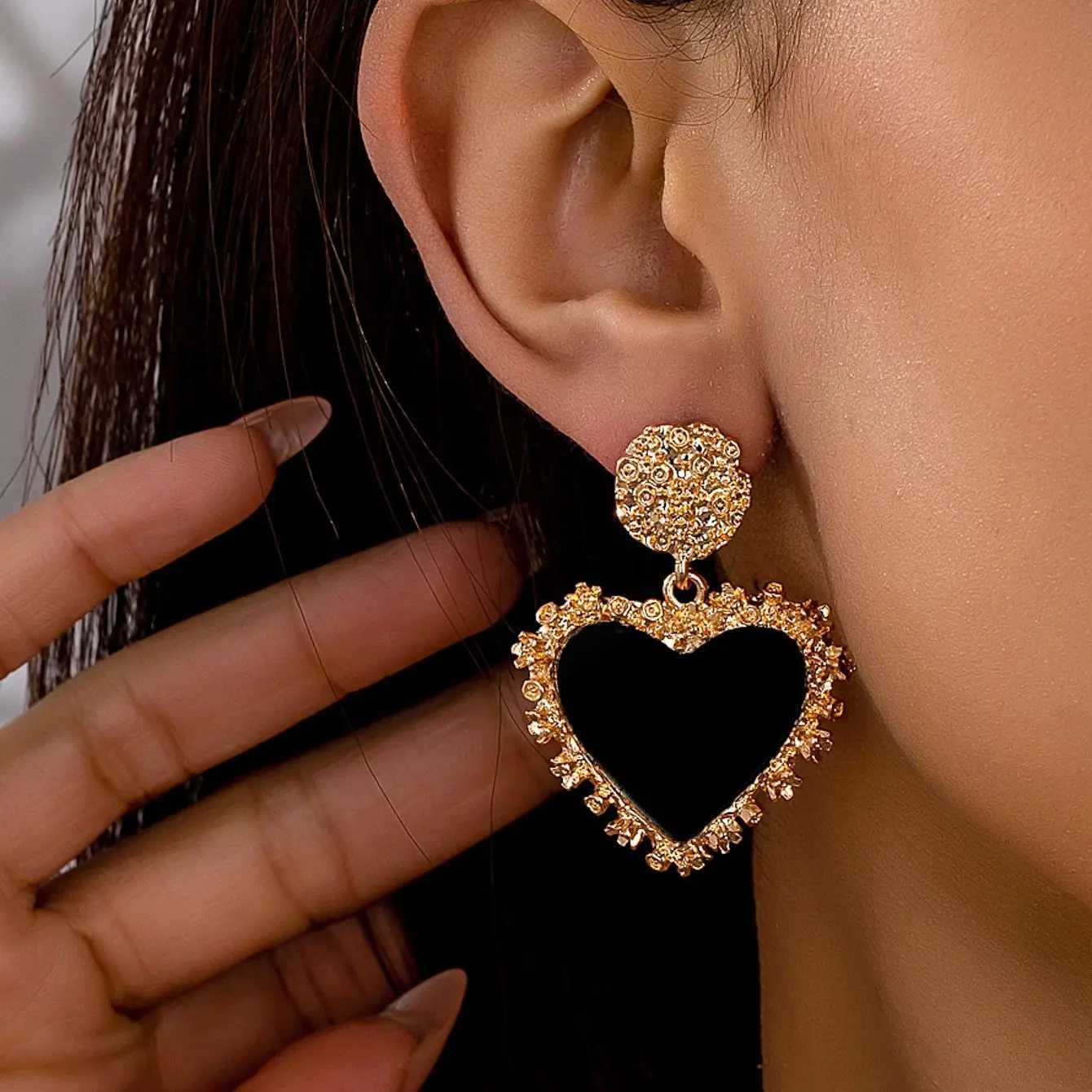 A Pair of Womens Earrings Heart-Shaped Red and Black Leopard Print Metal Acrylic Pendant Earrings Suitable for Daily Wear and Vacation Wear H260403