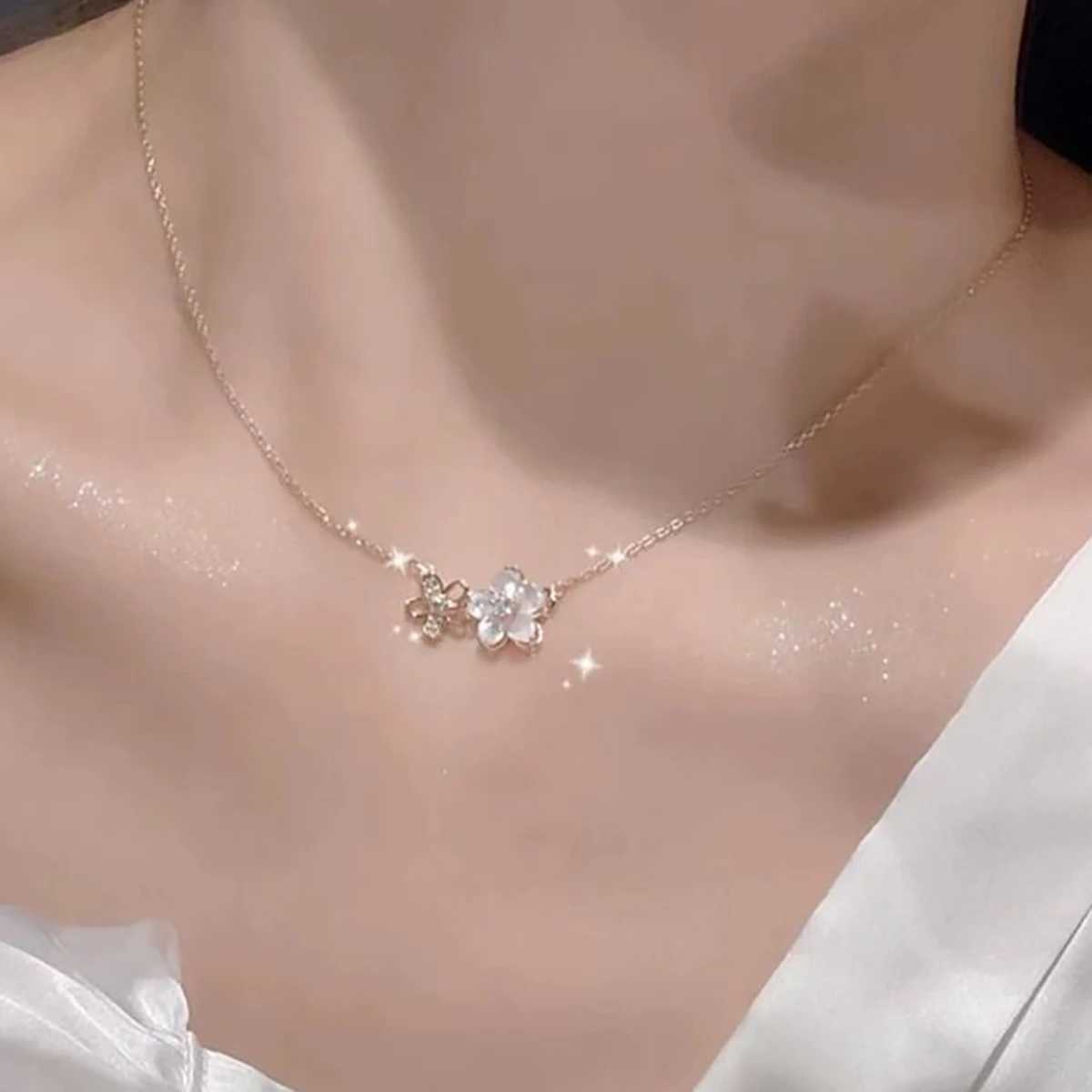 Exquisite Fashion Flower Pendant Necklace Shining Rhinestone Flower Necklace Womens Elegant Everyday Party Jewelry H260403