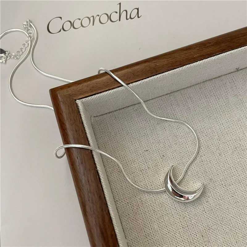 Korean Simple Moon Pendant Necklaces For Women Fashion Silver Color Temperament Snake Bone Chain Necklace Jewelry Bijoux Collare H260403