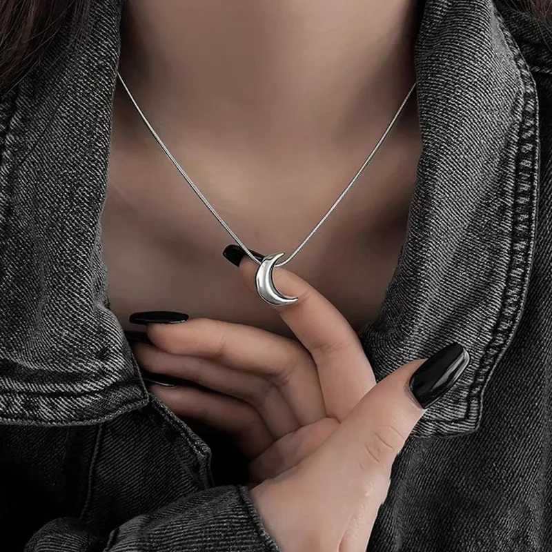 Korean Simple Moon Pendant Necklaces For Women Fashion Silver Color Temperament Snake Bone Chain Necklace Jewelry Bijoux Collare H260403