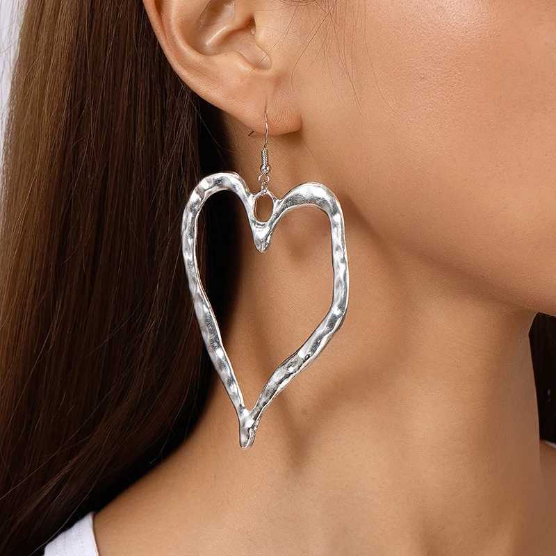 Aihua Exaggerated Metal Heart Earrings for Women Hollow Out Big Love Earrings Brief Street Romantic Jewelry Gifts H260403