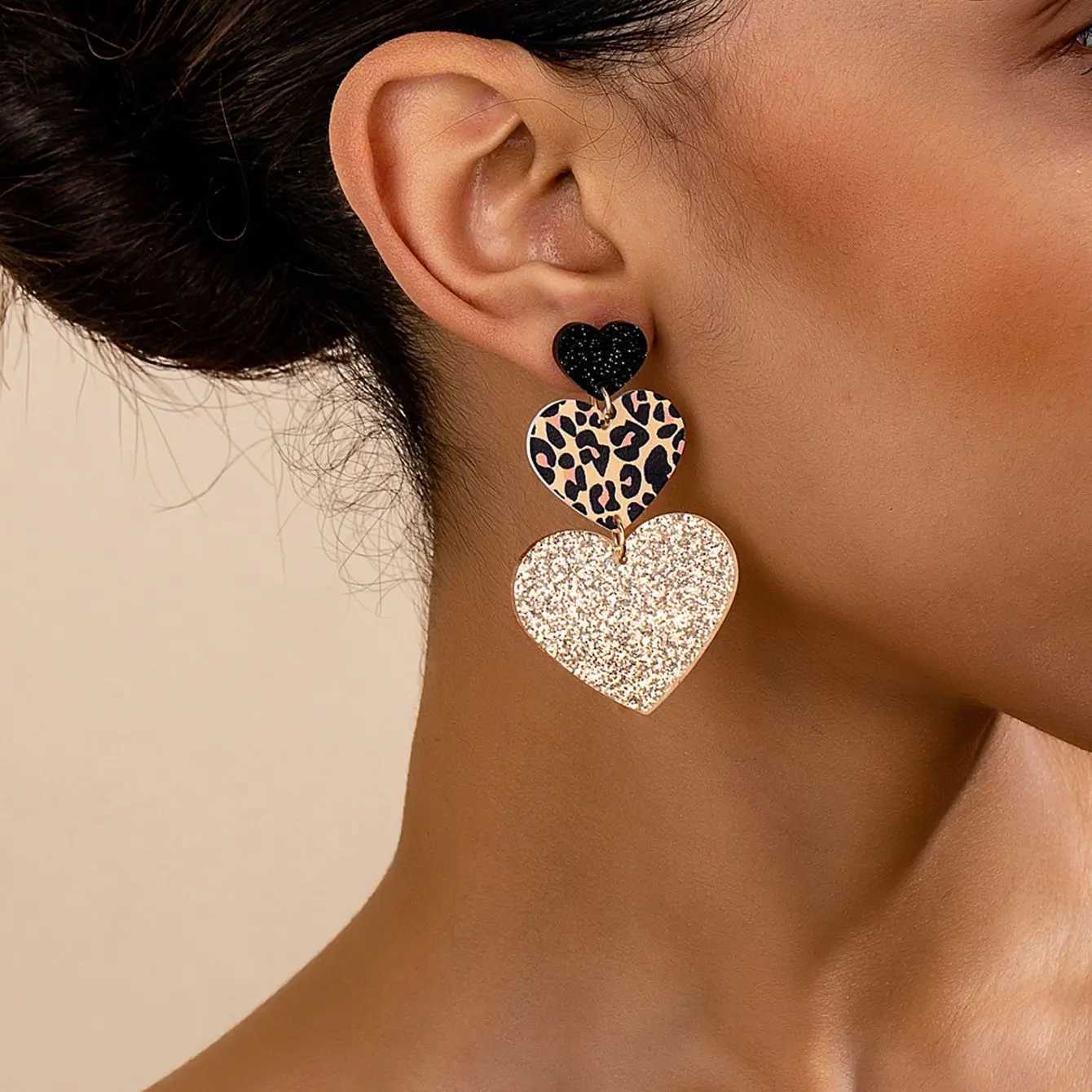 A Pair of Womens Dangle Earrings Exaggerated Leopard Print Acrylic Heart-Shaped Nightclub Party Style Earrings Suitable for Everyday Wear H260403