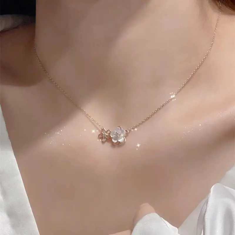 Exquisite Fashion Flower Pendant Necklace Shining Rhinestone Flower Necklace Womens Elegant Everyday Party Jewelry H260403