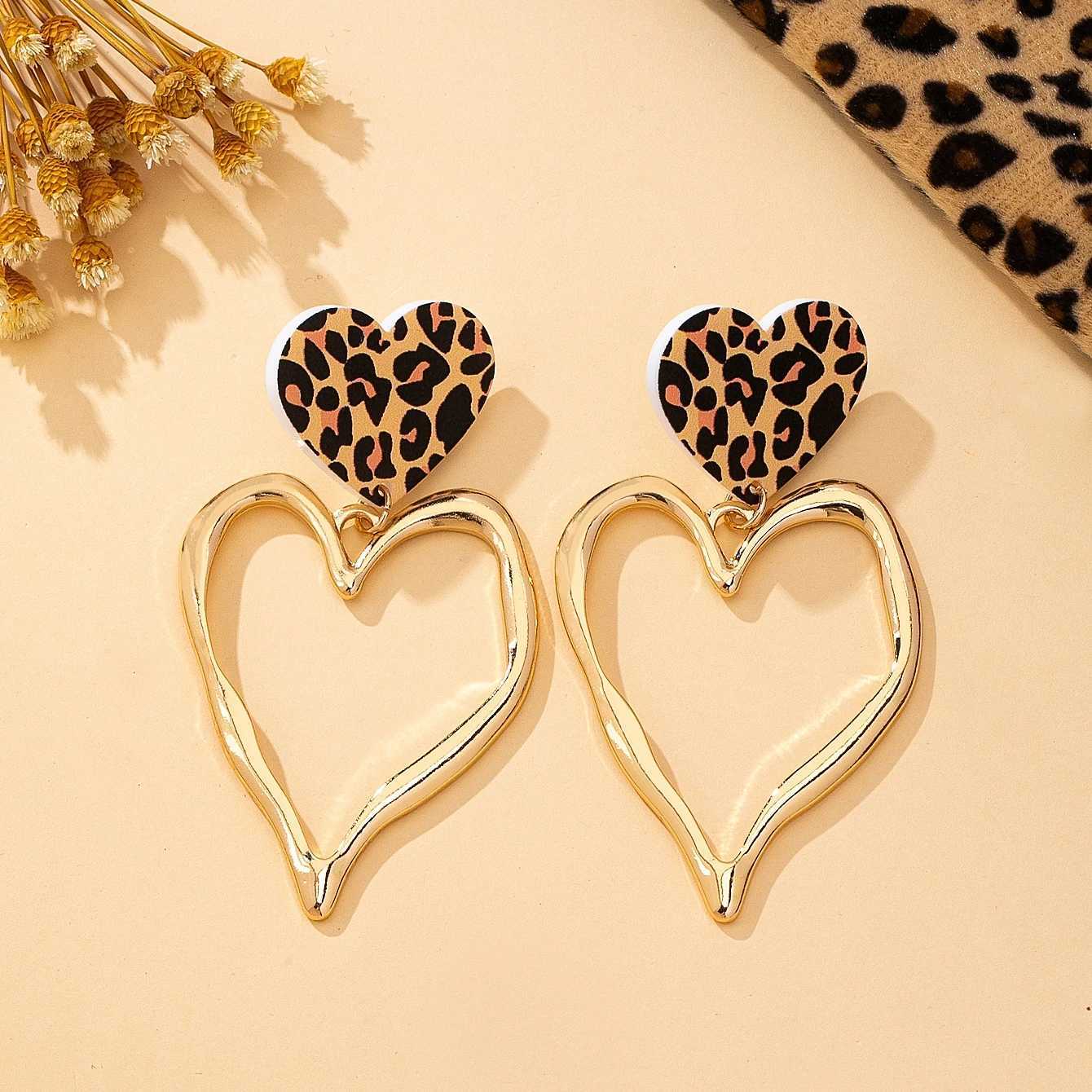 A Pair of Womens Earrings Fashionable and Sweetly Cool Exaggerated Heart-Shaped Alloy Pendant Earrings Suitable for Valentines Day Gifts H260403