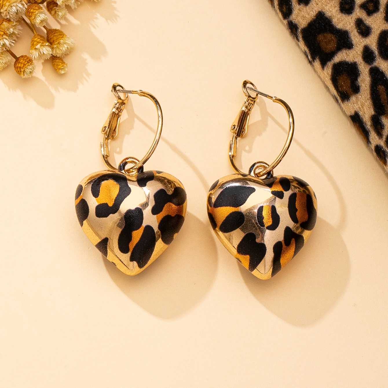 A Pair of Womens Earrings with 3D Heart-Shaped Leopard Print Pendants Suitable for Everyday and Autumn/Winter Wear H260403