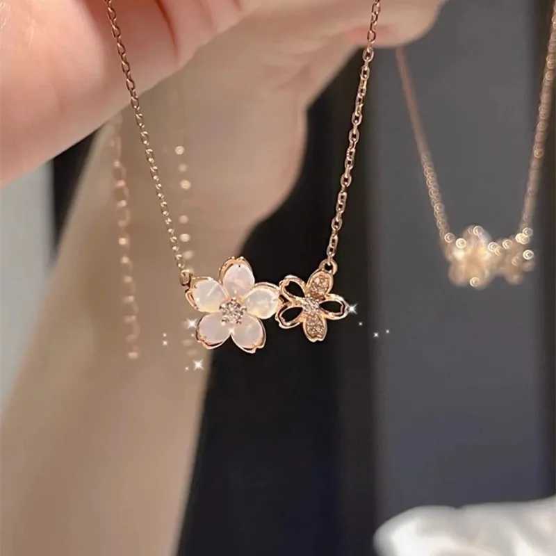 Exquisite Fashion Flower Pendant Necklace Shining Rhinestone Flower Necklace Womens Elegant Everyday Party Jewelry H260403