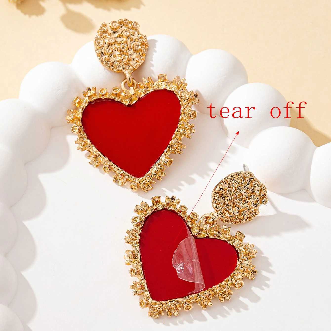 A Pair of Womens Earrings Heart-Shaped Red and Black Leopard Print Metal Acrylic Pendant Earrings Suitable for Daily Wear and Vacation Wear H260403