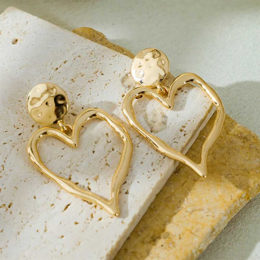 Vintage Style Irregular Heart Line Metal Earrings for Women Casual Fashion Jewelry Perfect Gift for Parties H260403