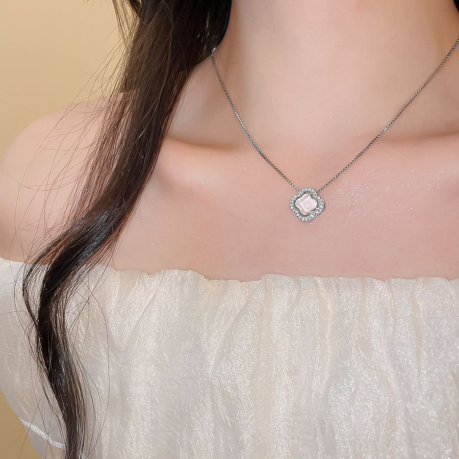 New Chinese-style zircon resin flower pendant necklace, light luxury high-end feel, collarbone chain, simple and elegant, suitable for commuting - view 3