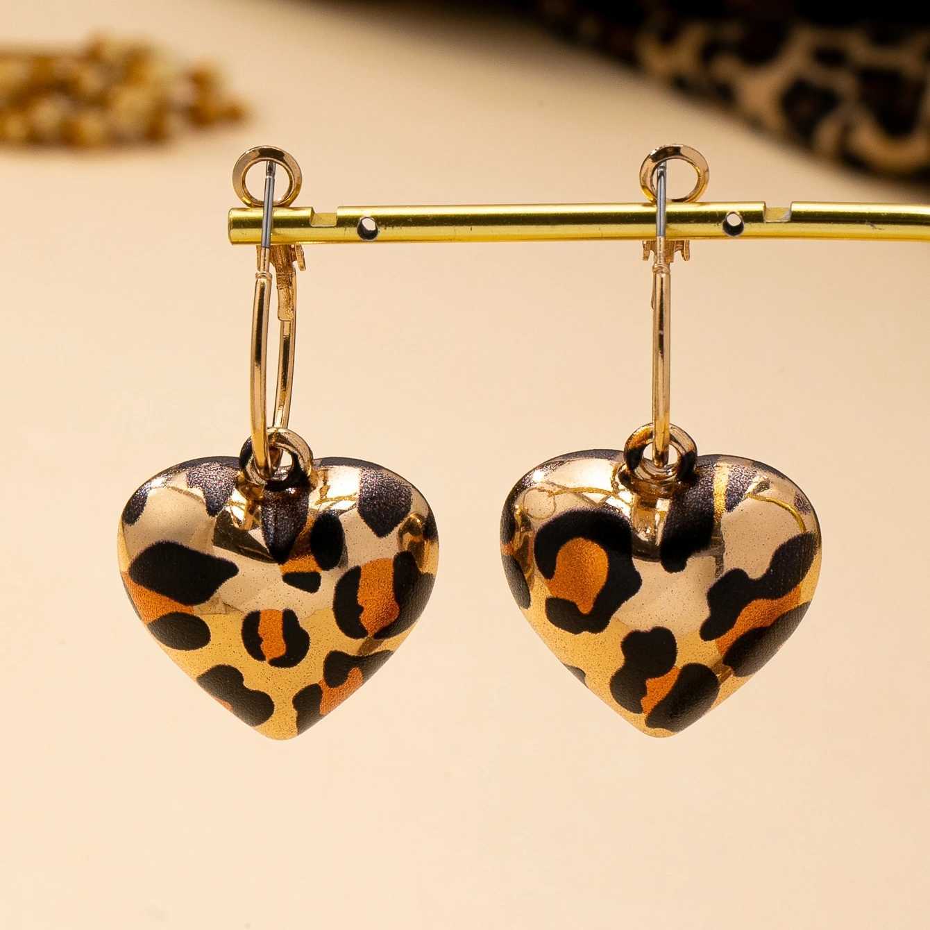 A Pair of Womens Earrings with 3D Heart-Shaped Leopard Print Pendants Suitable for Everyday and Autumn/Winter Wear H260403