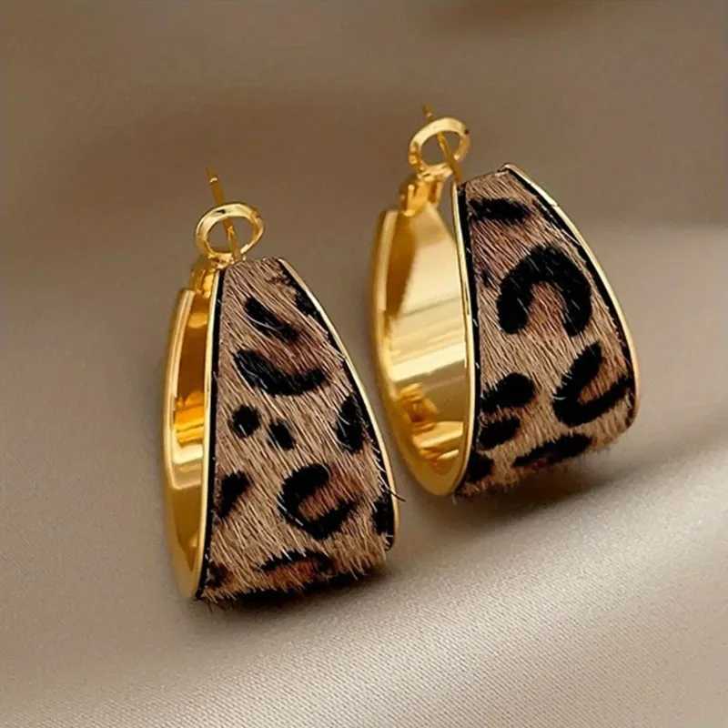 1 Pair of Retro Trendy Leopard Print Geometric Pendant Earrings A Personalized and Creative Holiday Accessory Gift for Women H260403