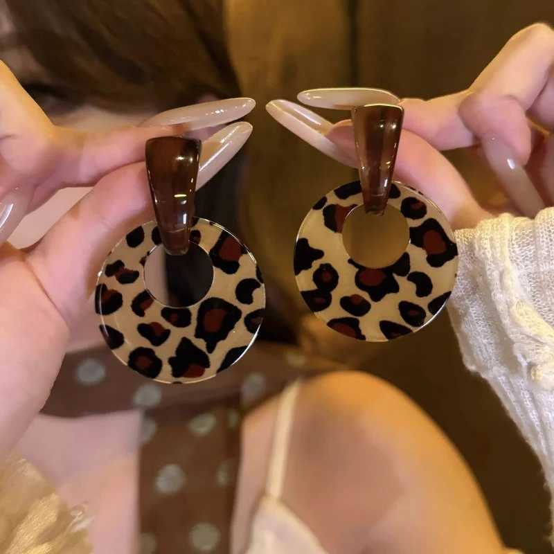 Vintage and Trendy Leopard Print Circular Hanging Earrings Womens Personalized and Creative Holiday Party Accessories Jewelry H260403