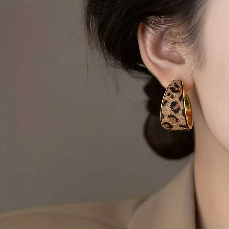 1 Pair of Retro Trendy Leopard Print Geometric Pendant Earrings A Personalized and Creative Holiday Accessory Gift for Women H260403