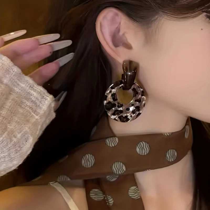 Vintage and Trendy Leopard Print Circular Hanging Earrings Womens Personalized and Creative Holiday Party Accessories Jewelry H260403
