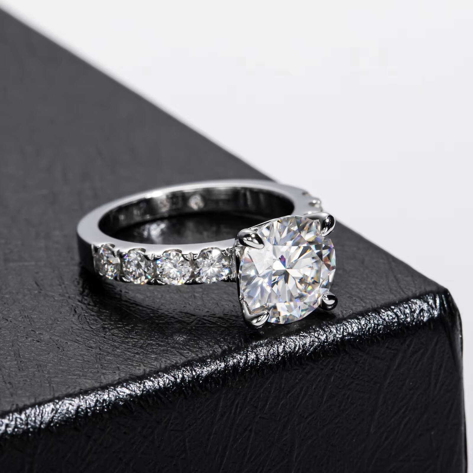 PYQ 35 Ct Classic Four Prong Moissanite Ring 925 Sterling Silver Light Luxury Wedding Band for Women Factory Wholesale