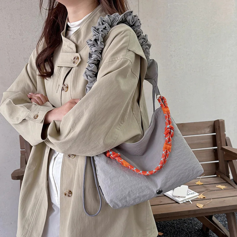 Fashion Winter Comfortable and Versatile Texture Hobo Bag Cotton Puff Leisure Shoulder Bag Wrinkled Commuting Crossbody Bag 260330