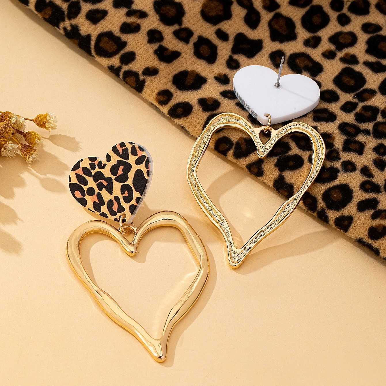 A Pair of Womens Earrings Fashionable and Sweetly Cool Exaggerated Heart-Shaped Alloy Pendant Earrings Suitable for Valentines Day Gifts H260403