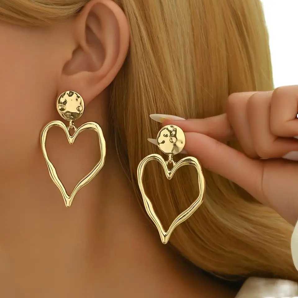 Vintage Style Irregular Heart Line Metal Earrings for Women Casual Fashion Jewelry Perfect Gift for Parties H260403