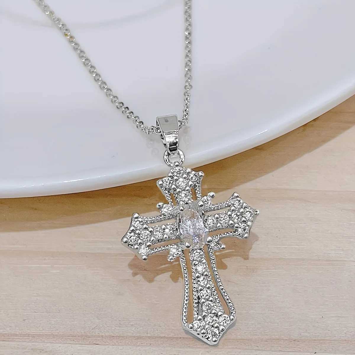 1-piece vintage cross necklace exquisite and unique pendant clavicle chain white and silver womens fashion jewelry suitable H260403