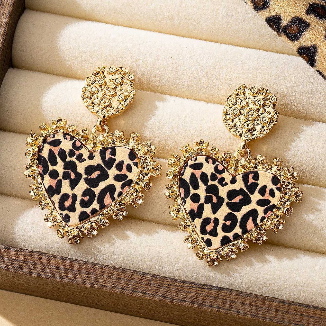 A Pair of Womens Earrings Heart-Shaped Red and Black Leopard Print Metal Acrylic Pendant Earrings Suitable for Daily Wear and Vacation Wear H260403