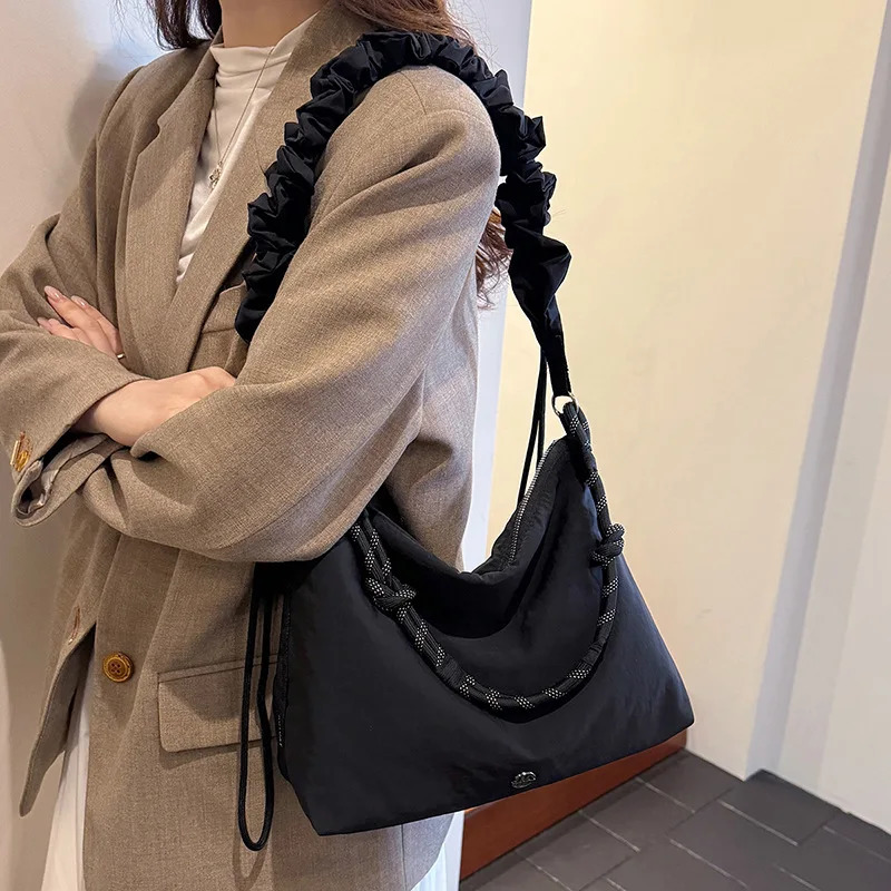 Fashion Winter Comfortable and Versatile Texture Hobo Bag Cotton Puff Leisure Shoulder Bag Wrinkled Commuting Crossbody Bag 260330