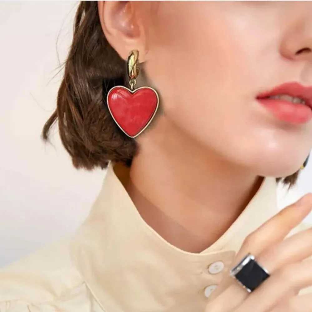 New Retro Fashion Creative Trend Large Exaggerated Womens Heart Pendant Earrings Red Black Punk Street Niche Party Accessories H260403