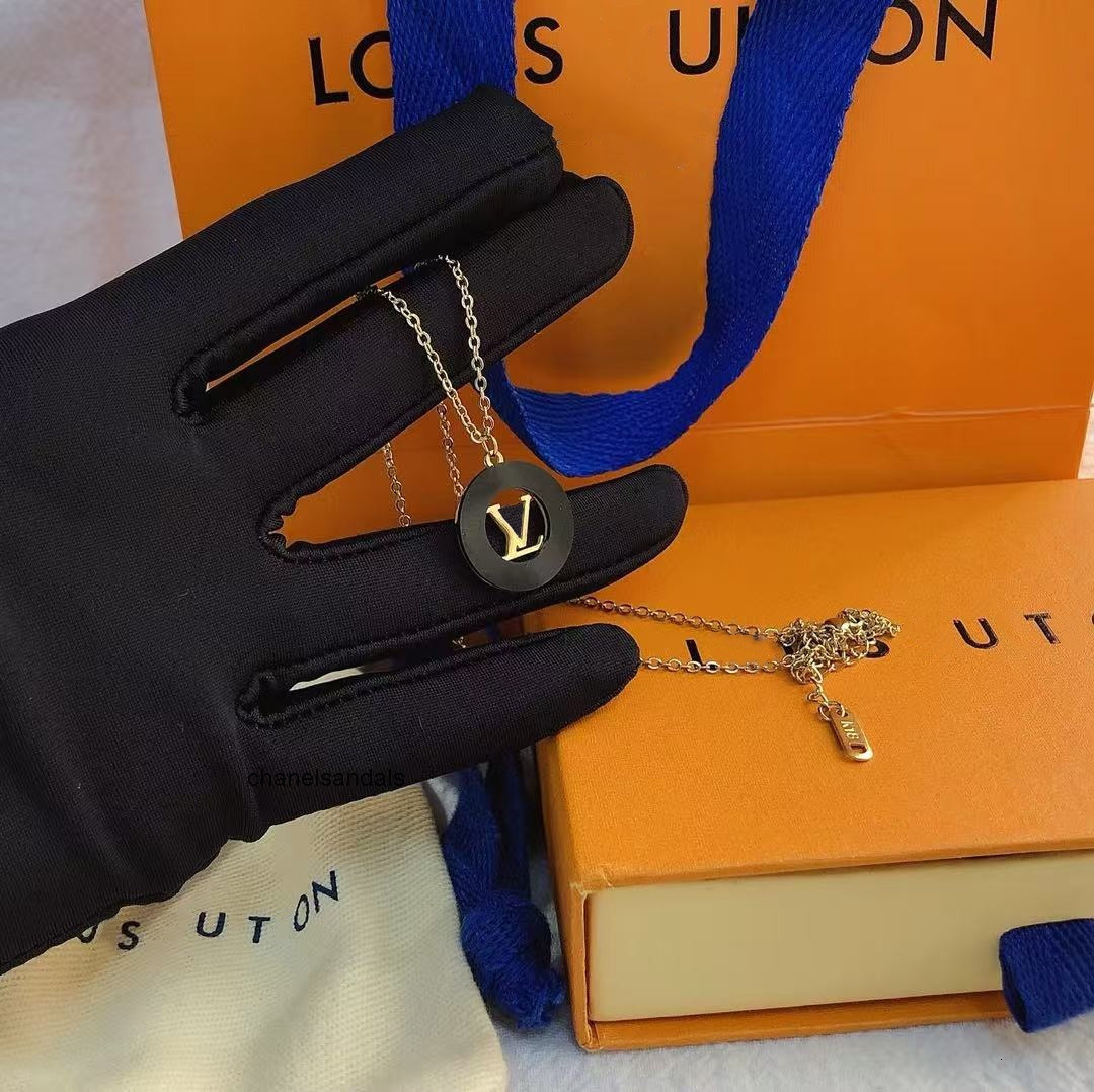 clover necklace designer for women moissanite chain necklaces mother of pearl jewelry woman vale louise vuttin louis vuittion louievuitton vittonn viitton lv 3ZPM