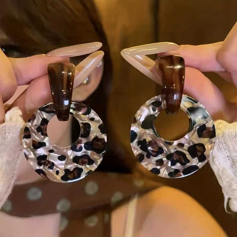 Vintage and Trendy Leopard Print Circular Hanging Earrings Womens Personalized and Creative Holiday Party Accessories Jewelry H260403