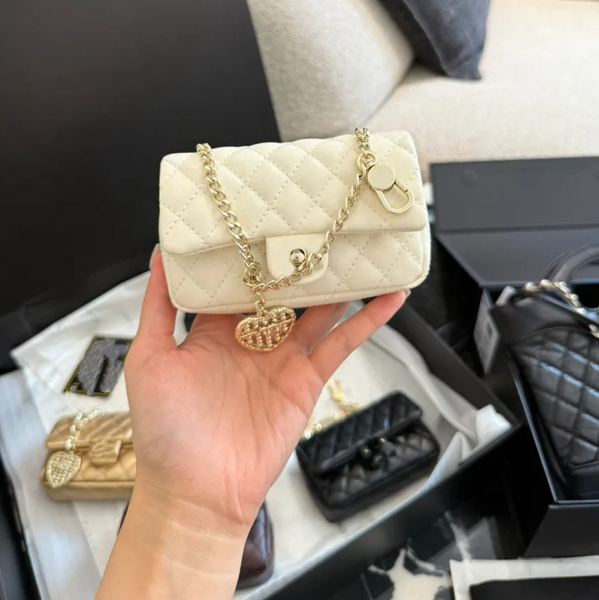 Keychains Lanyards Designer Pearl Love Heart Keychain For Women Bag Charm Keyring Fashion Mens Key Chain Leather Keychains Luxury Mini Bags Pendant gift