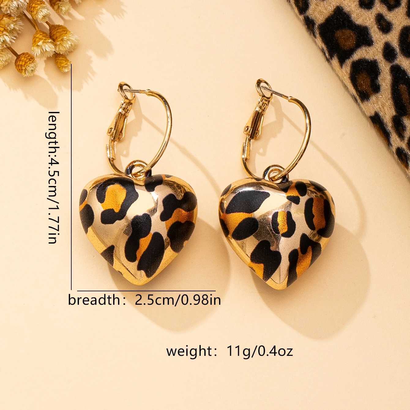 A Pair of Womens Earrings with 3D Heart-Shaped Leopard Print Pendants Suitable for Everyday and Autumn/Winter Wear H260403