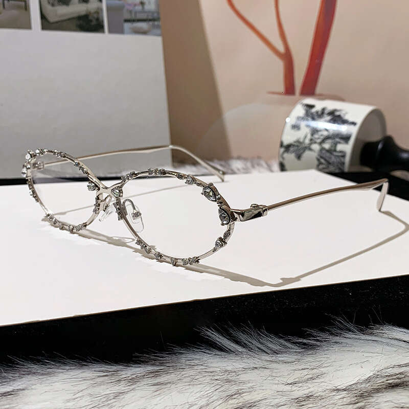Stylish elegant diamond-embellished women's with metal oval frame, fashionable sunglasses for street photography and sun protection
