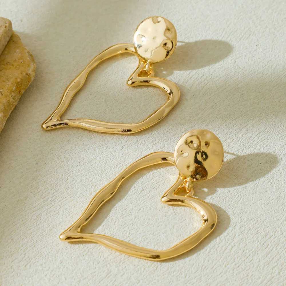 Vintage Style Irregular Heart Line Metal Earrings for Women Casual Fashion Jewelry Perfect Gift for Parties H260403