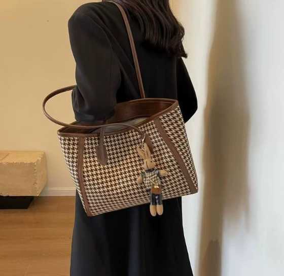 Tote bag for women, 2025 new model, large capacity, hand-held, commuting bag, stylish, versatile, casual, single shoulder bag, trendy H260403