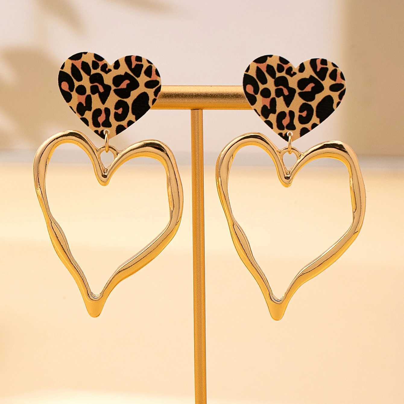 A Pair of Womens Earrings Fashionable and Sweetly Cool Exaggerated Heart-Shaped Alloy Pendant Earrings Suitable for Valentines Day Gifts H260403