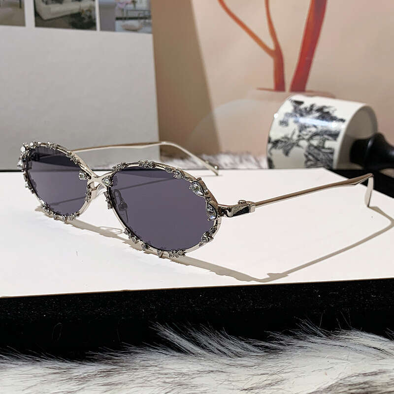 Stylish elegant diamond-embellished women's with metal oval frame, fashionable sunglasses for street photography and sun protection