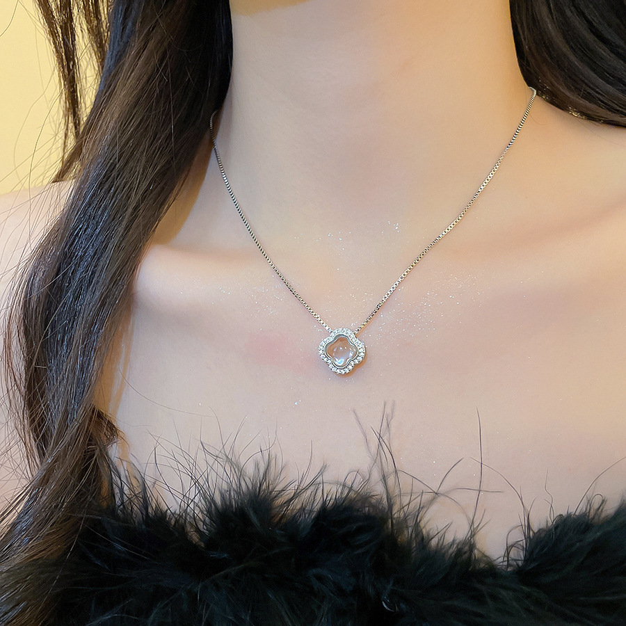 New Chinese-style zircon resin flower pendant necklace, light luxury high-end feel, collarbone chain, simple and elegant, suitable for commuting - view 4