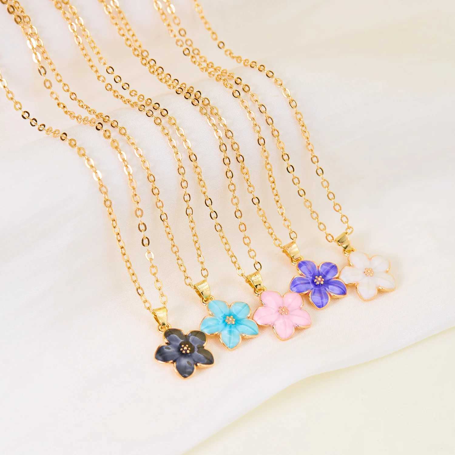 New Flower Pendant Necklace for Women Romantic Cherry Blossom Gold Color Metal Chain Choker Girls Party Wedding Neck Jewelry H260403