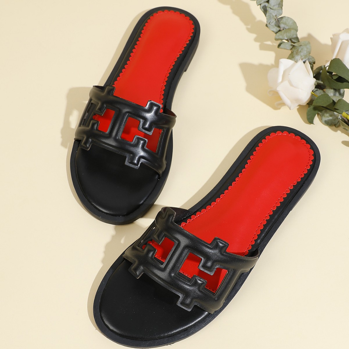 2026 Summer New Fashionable Casual Designer Sandals Outdoor Home Trend Flat Slippers Beach Shoes for Women