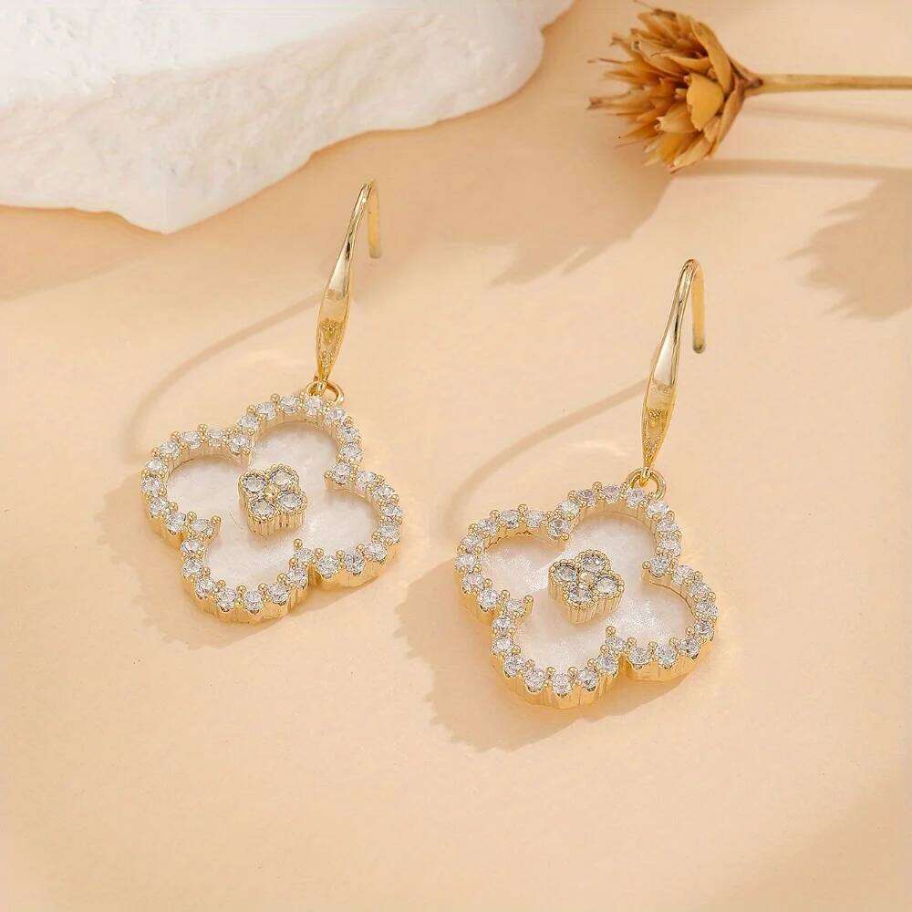 A Pair Of Stylish Retro High End Women S Earrings For Banquets And Weddings