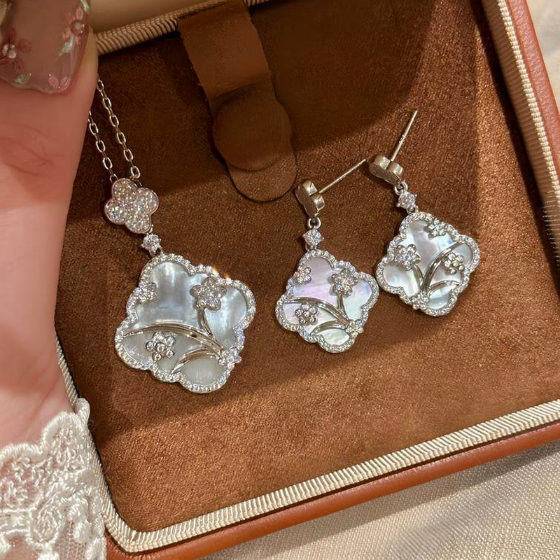 Korean zircon and mother-of-pearl flower pendant necklace, light luxury niche elegant clavicle chain, versatile everyday accessory for women - view 5