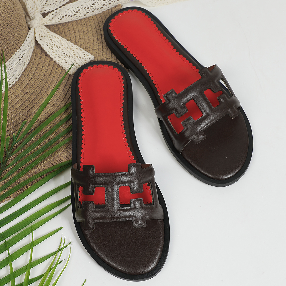 2026 Summer New Fashionable Casual Designer Sandals Outdoor Home Trend Flat Slippers Beach Shoes for Women