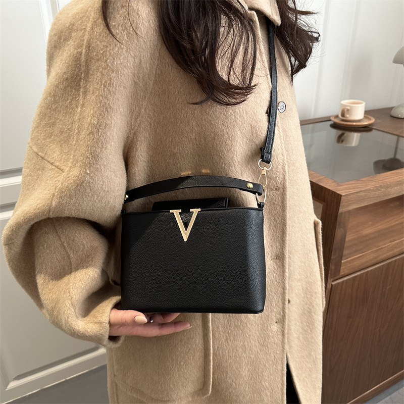 2026 summer hot casual fashion tote bag Versatile Large Capacity Commuter Minimally designer cross body bag for women
