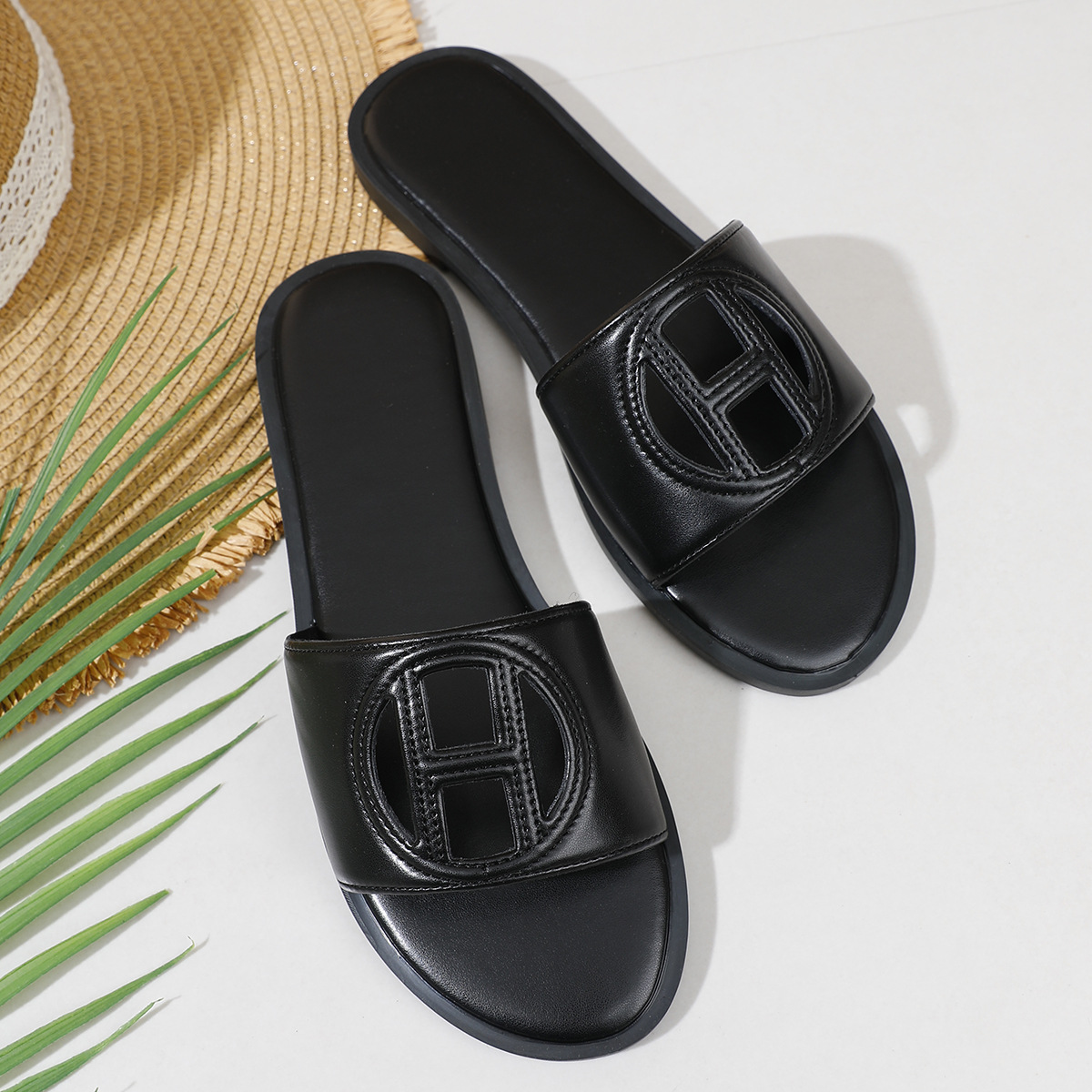2026 Summer Hot Fashionable Casual Designer Sandals Outdoor Versatile Flat Slippers Beach Shoes for Women