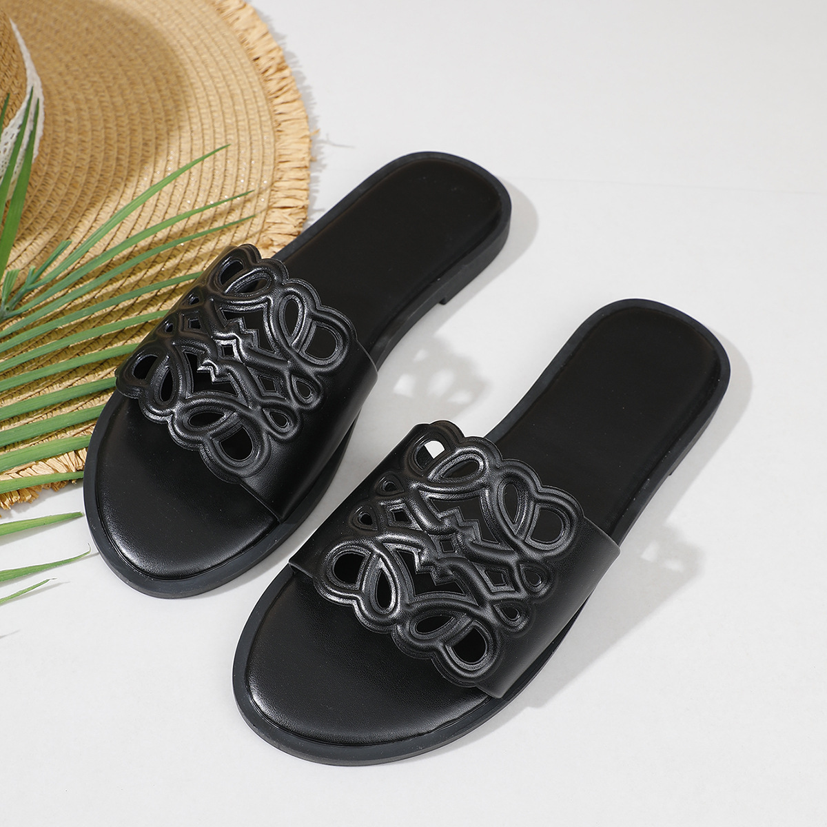 2026 Summer New Fashionable Trend Designer Sandals Outdoor Home Versatile Flat Slippers Beach Shoes for Women