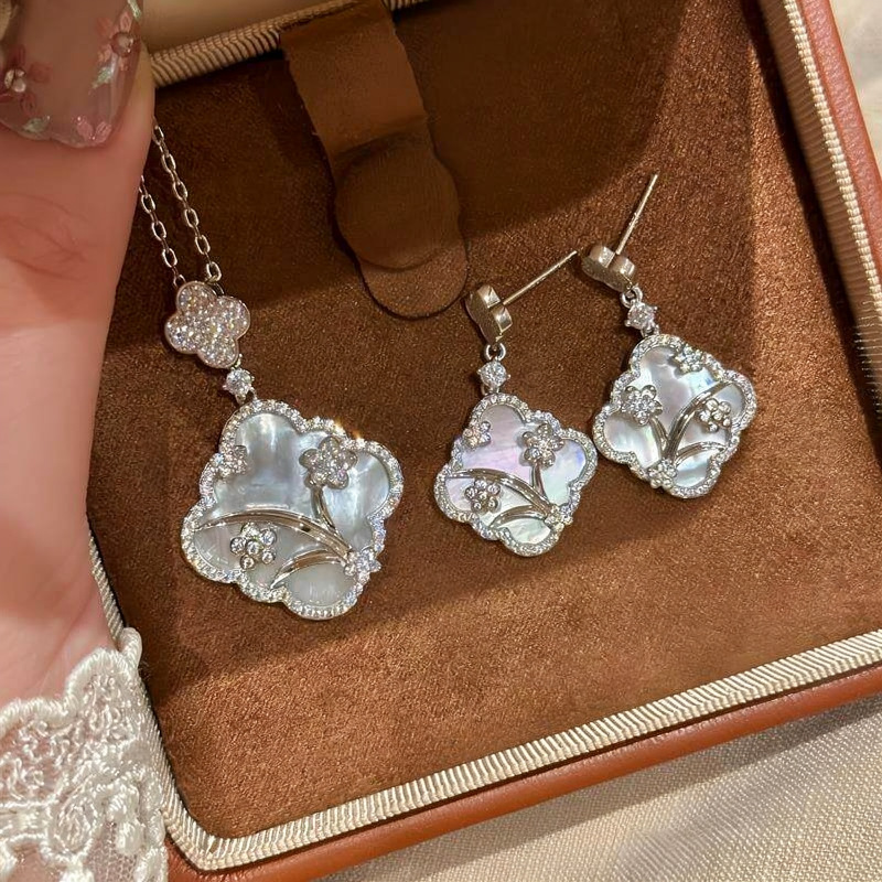 Korean zircon and mother-of-pearl flower pendant necklace, light luxury niche elegant clavicle chain, versatile everyday accessory for women - view 7