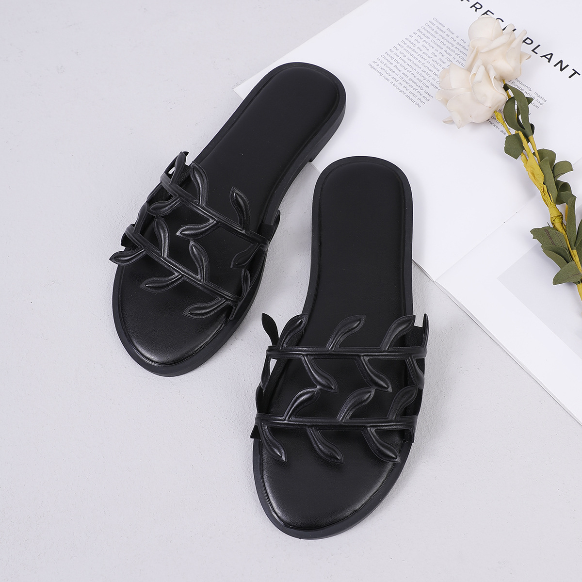 2026 Summer New Fashionable Trend Designer Sandals Outdoor Home Versatile Classic Flat Slippers Beach Shoes for Women