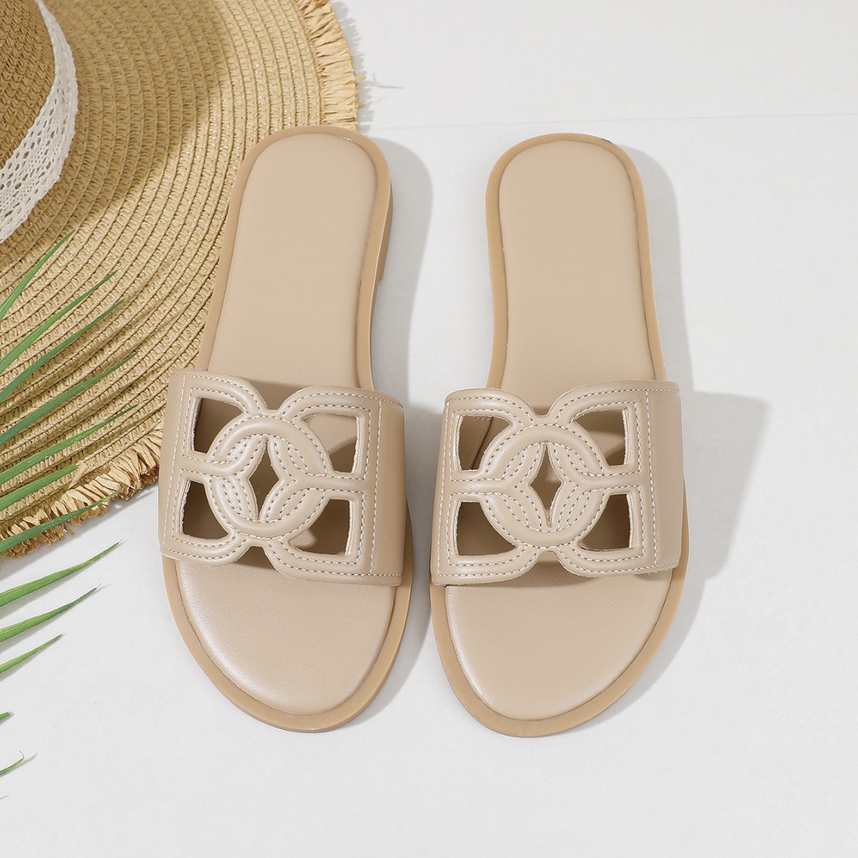 2026 Summer Hot Fashionable Classic Designer Sandals Outdoor Home Versatile Flat Slippers Beach Shoes for Women